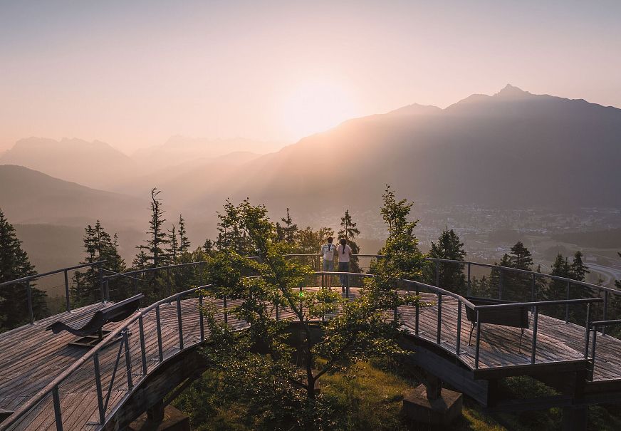 Sommerurlaub in der Region Seefeld - Paar bei Sonnenaufgang auf der Aussichtsplattform Brunschkopf - Drohnenaufnahme - 7