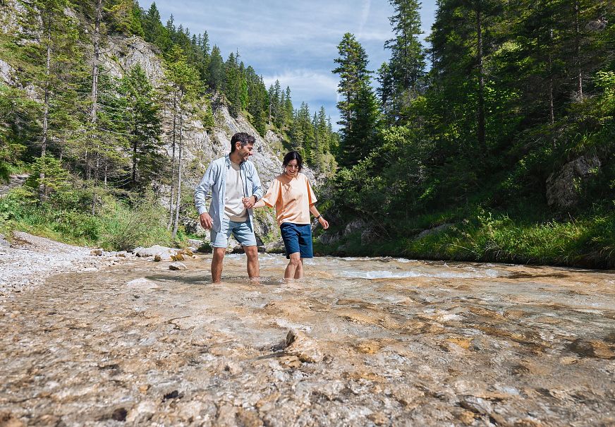 Sommerurlaub in der Region Seefeld - Paar entdeckt die Gleirschklamm im Karwendel (3)