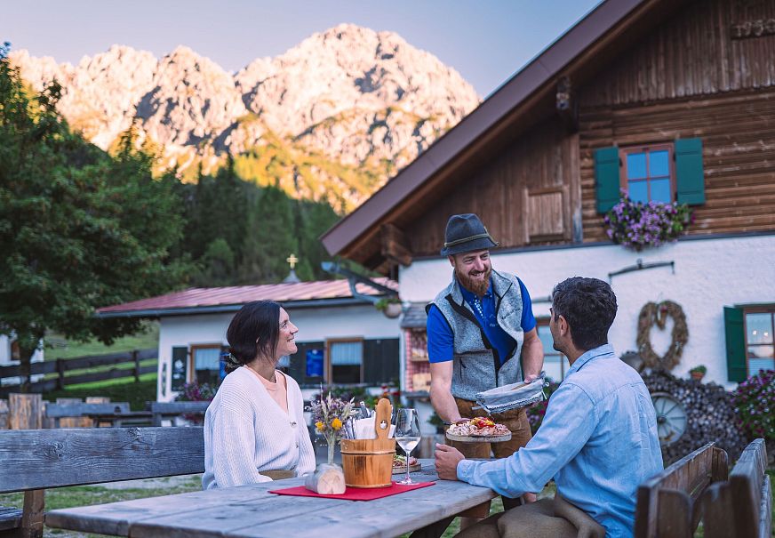 Sommerurlaub in der Region Seefeld - Paar kehrt ein in der Eppzirler Alm im Karwendel