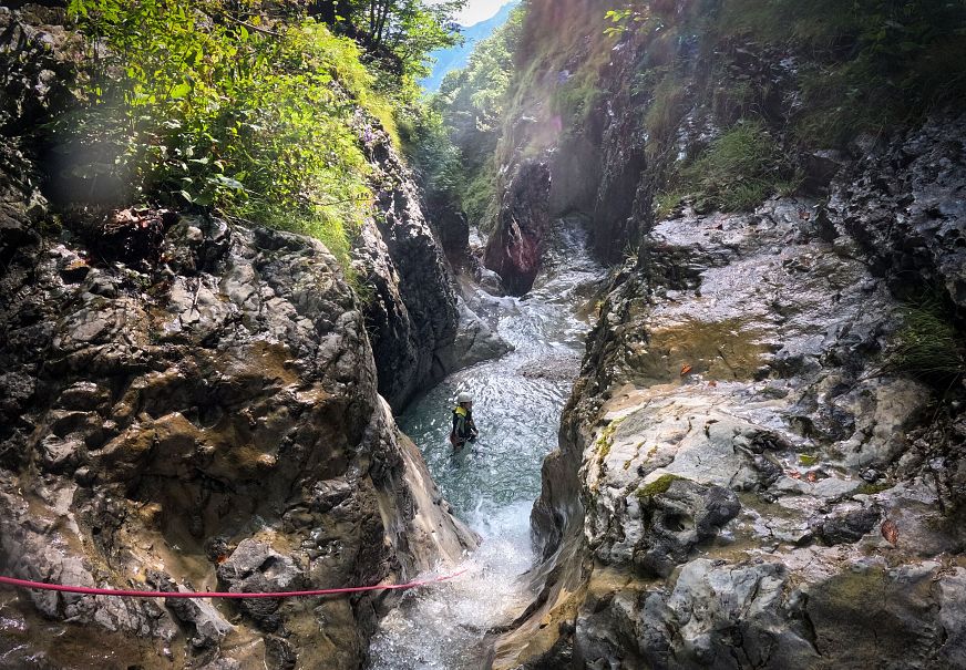 sub1-teilnehmerin-des-canyonings-durchs-bergleintal