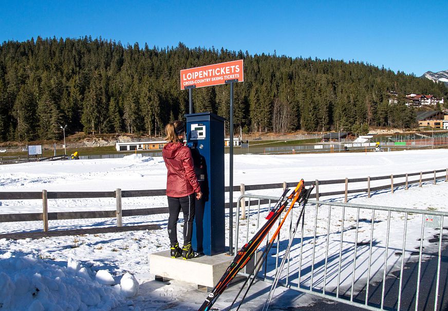 sub1-ticketkauf-beim-loipenautomat-in-seefeld