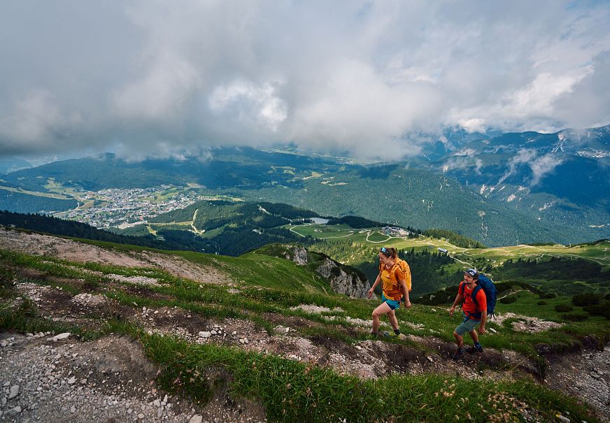 sub1-wanderer-auf-dem-weg-vom-seefelder-joch-auf-die-seefelder-spitze-im-hintergrund-die-rosshuette-und-die-region-seefeld