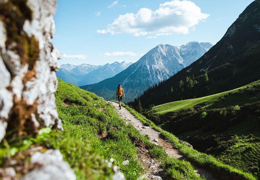 Wanderer bei Wanderung durch das Scharnitztal in Richtung Scharnitzjoch und Gehrenspitze - Gaistal - Leutasch