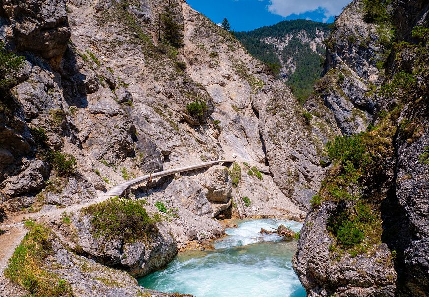 sub1-wanderweg-fuehrt-an-der-gleirschklamm-entlang