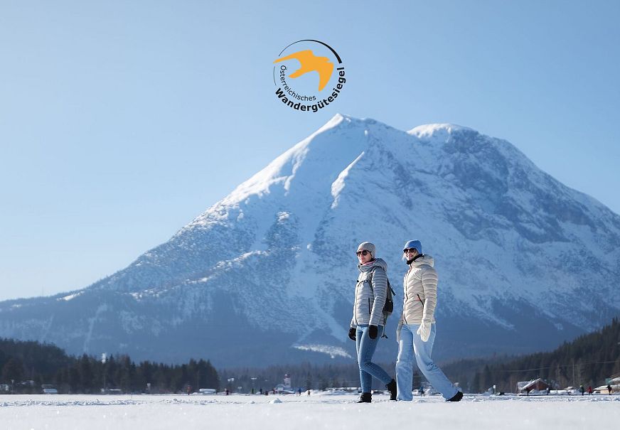 Winterwandern in Leutasch_zwei Frauen vor Hohe Munde