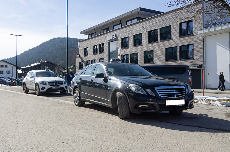 Taxistand am Bahnhof Seefeld (1)