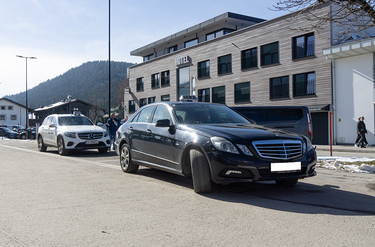 Taxistand am Bahnhof Seefeld (1)