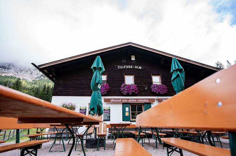 Tillfussalm im Gaistal - Hütte und Terrasse am Morgen