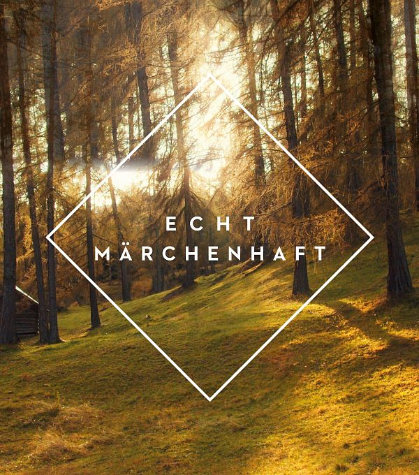 Wald mit Sonnenlicht und Bäumen, Schriftzug "Echt märchenhaft" im Vordergrund.
