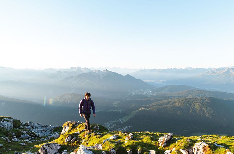 Wanderer auf der Gehrenspitze im Sonnenaufgang - Blick auf die Region Seefeld
