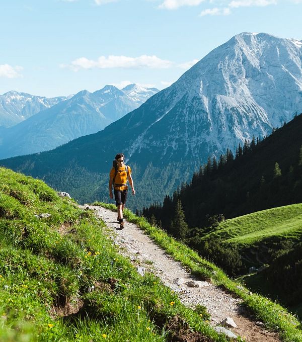 wanderer-bei-wanderung-durch-das-scharnitztal-in-richtung-scharnitzjoch-und-gehrenspitze-gaistal-leutasch-14