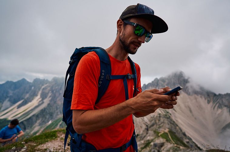 Wanderer mit Handy im Karwendel