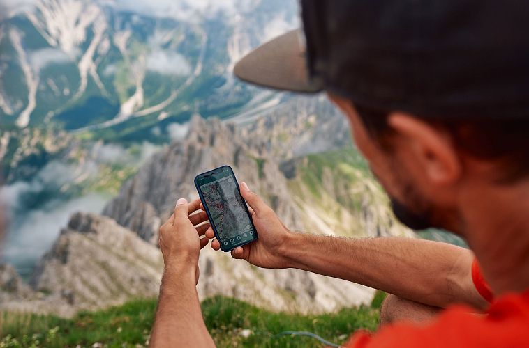 Wanderer mit Handy - Wanderkarte