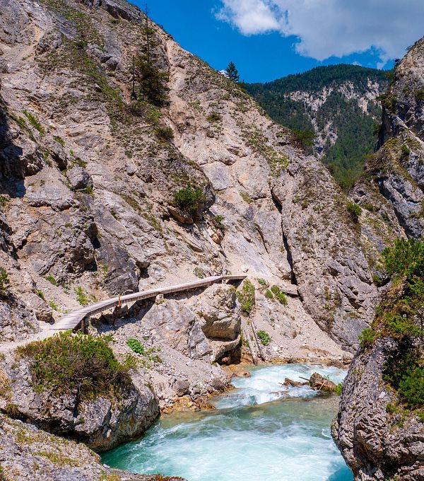 wanderweg-fuehrt-an-der-gleirschklamm-entlang-1