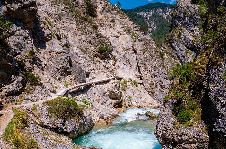 wanderweg-fuehrt-an-der-gleirschklamm-entlang