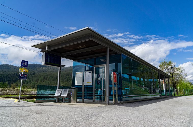 wartebereich-bahnhof-reith-im-sommer-4