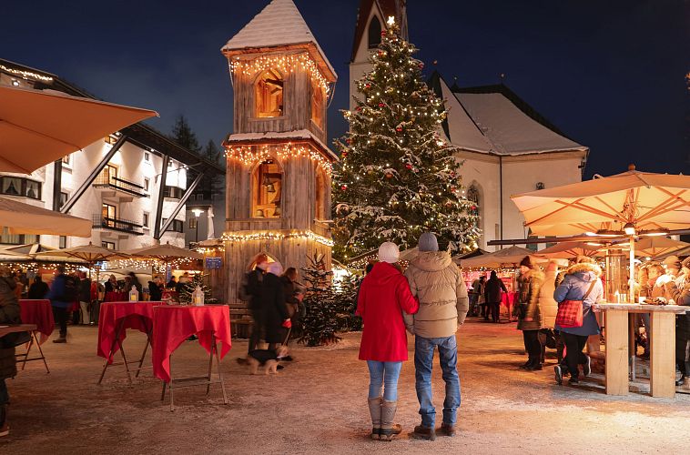 Weihnachtsmarkt Seefeld_Langzeitaufnahme_Paar blickt auf Glockenturm