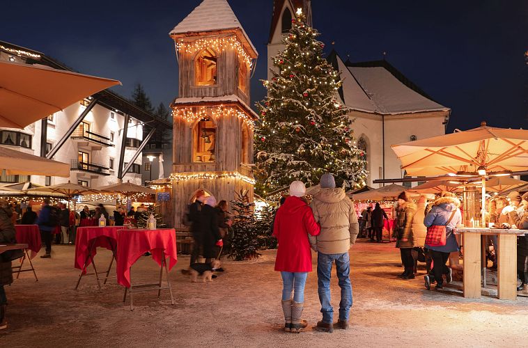 Weihnachtsmarkt Seefeld_Langzeitaufnahme_Paar blickt auf Glockenturm