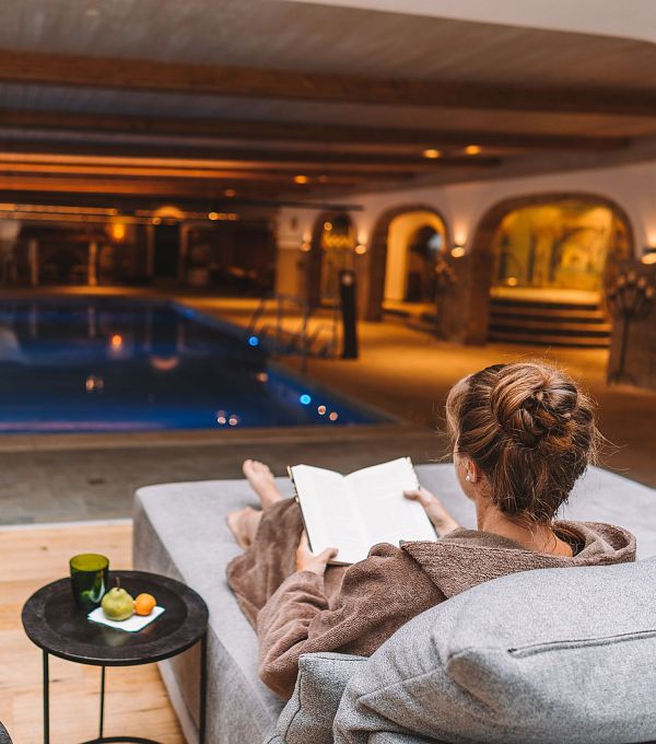wellness-im-hotel-klosterbraeu-in-seefeld-relaxen-am-pool-4