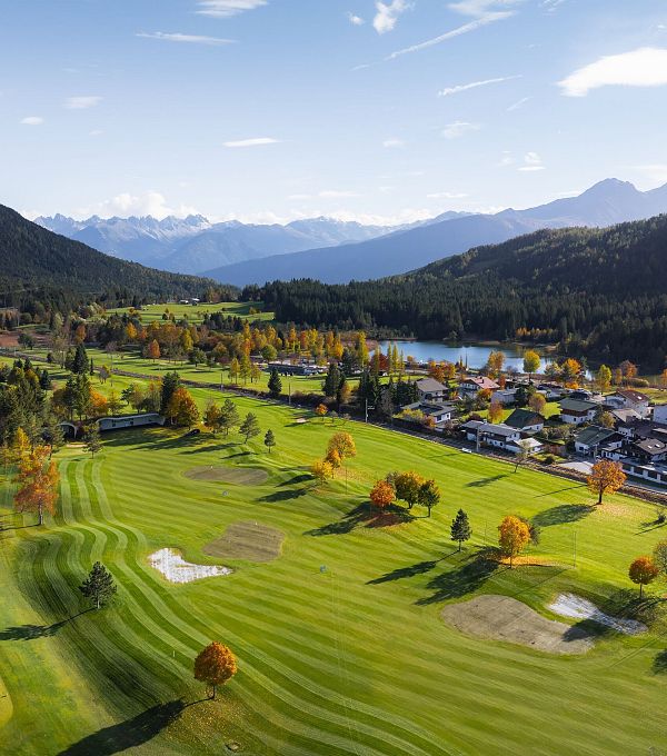Wildsee im Herbst - Drohnenaufnahme - Golfplatz mit See im Hintergrund