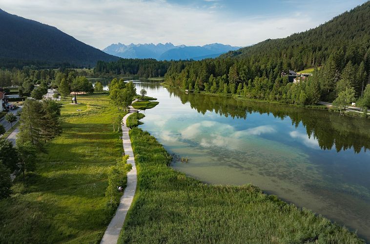 Wildsee im Sommer_Drohnenaufnahme bei Morgenstimmung