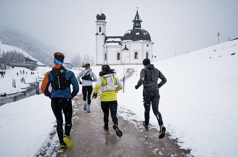 Wintertrailrunning in der Region Seefeld - Läufer vor dem Seekirchl
