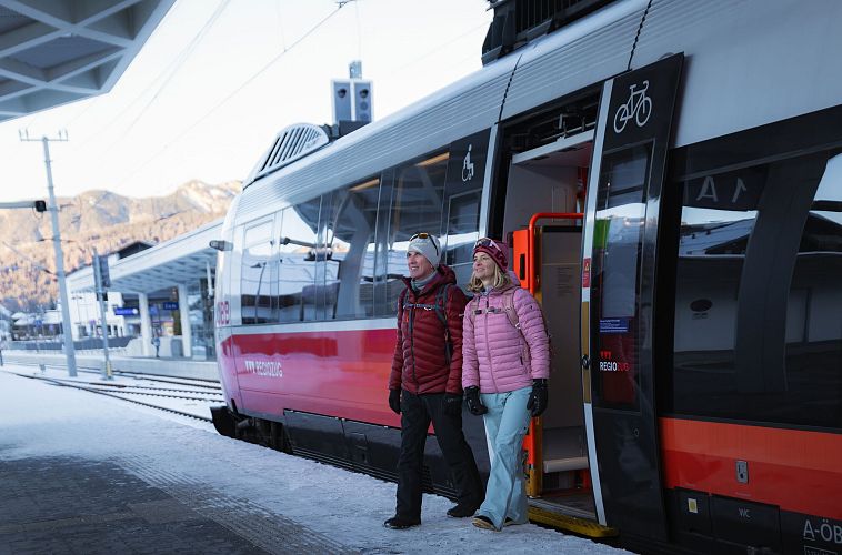 Winterwandern in der Region Seefeld_Mann und Frau kommen in Seefeld am Bahnhof an