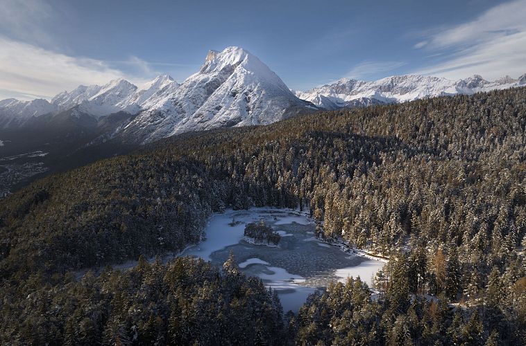 winterwandern-paar-moeserer-see-drohnenaufnahme-see-ohne-menschen-mit-hunde-munde-und-wettersteingebirge