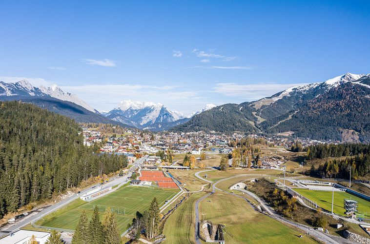 wm-arena-fussballplatz-und-skirollerstrecke-in-seefeld-im-herbst