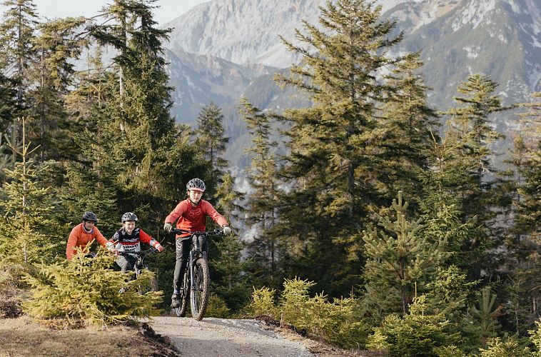 zu-dritt-auf-der-bike-strecke-im-bikepark-katzenkopf-leutasch-1