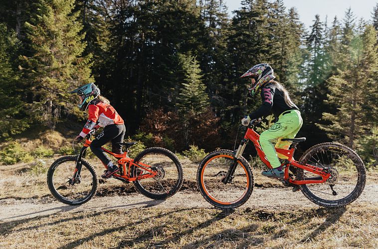 zu-zweit-auf-der-bike-strecke-im-bikepark-katzenkopf-leutasch-4