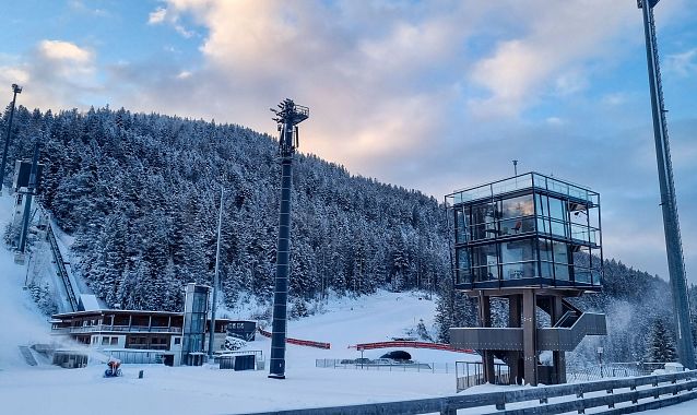 03.12.2021 WM-Turm mit WM-Basisgebaeude am Morgen