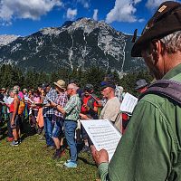 Klingendes Leutaschtal - Singen auf dem Katzenkopf - Gruppe singt - Hansi Bantl.jpg