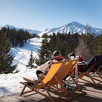 Sonnenalm im Winter_Liegestühle mit Blick auf Skigebiet