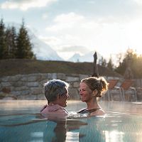 Alpenbad Leutasch Paar im Outdoor Pool