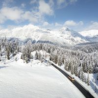 Drohnenaufnahme_Bus fährt von Seefeld nach Leutasch im Winter