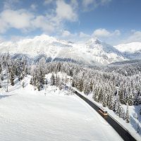 Drohnenaufnahme_Bus fährt von Seefeld nach Leutasch im Winter