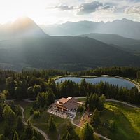 Drohnenaufnahme Gschwandtkopf - Sonnalm mit Blick Richtung Hohe Munde bei Sonnenuntergang