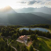 Drohnenaufnahme Gschwandtkopf - Sonnalm mit Blick Richtung Hohe Munde bei Sonnenuntergang
