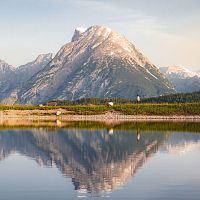 Drohnenaufnahme Gschwandtkopf Speichersee - Person läuft entlang des Speichersees mit Hohe Munde im Hintergrund
