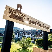 Eingang zum Good Vibes Festival in Seefeld