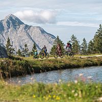 Familie beim Radfahren um den Kaltwassersee - Seefeld (3)