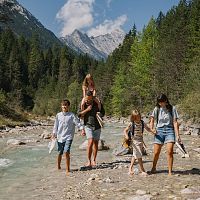 Familie in der Region Seefeld - Familie an der Leutascher Ache