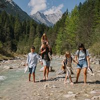 Familie in der Region Seefeld - Familie an der Leutascher Ache