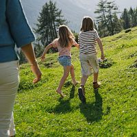 Familie in der Region Seefeld - Kinder spielen auf der Wiese