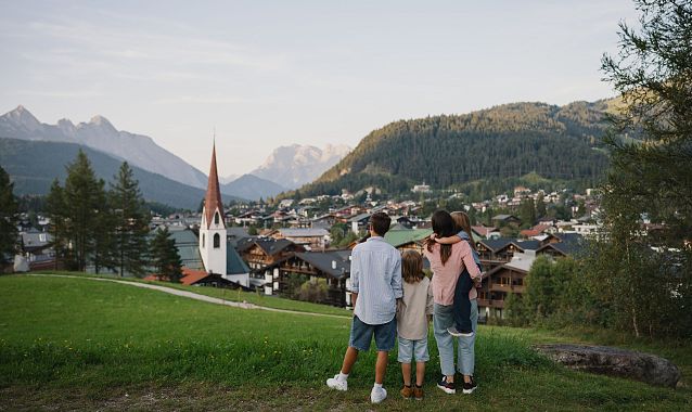 Familie in der Region Seefeld - Pfarrhügel Seefeld mit Blick auf das Dorf und die umliegenden Berge