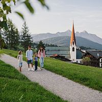 Familie in der Region Seefeld - Pfarrhügel Seefeld mit Blick aufs Dorf