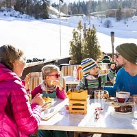 Familien-Skifahren in der Region Seefeld - Ganze Familie bei Einkehr - Birkenlift