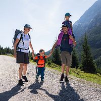 Familien-Weitwanderung im Gaistal - Familie auf breitem Wanderweg - Tochter auf dem Schultern des Vaters