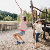 Familienurlaub in der Region Seefeld - Kinder auf dem Spielplatz bei der Strandperle Seefeld (1)